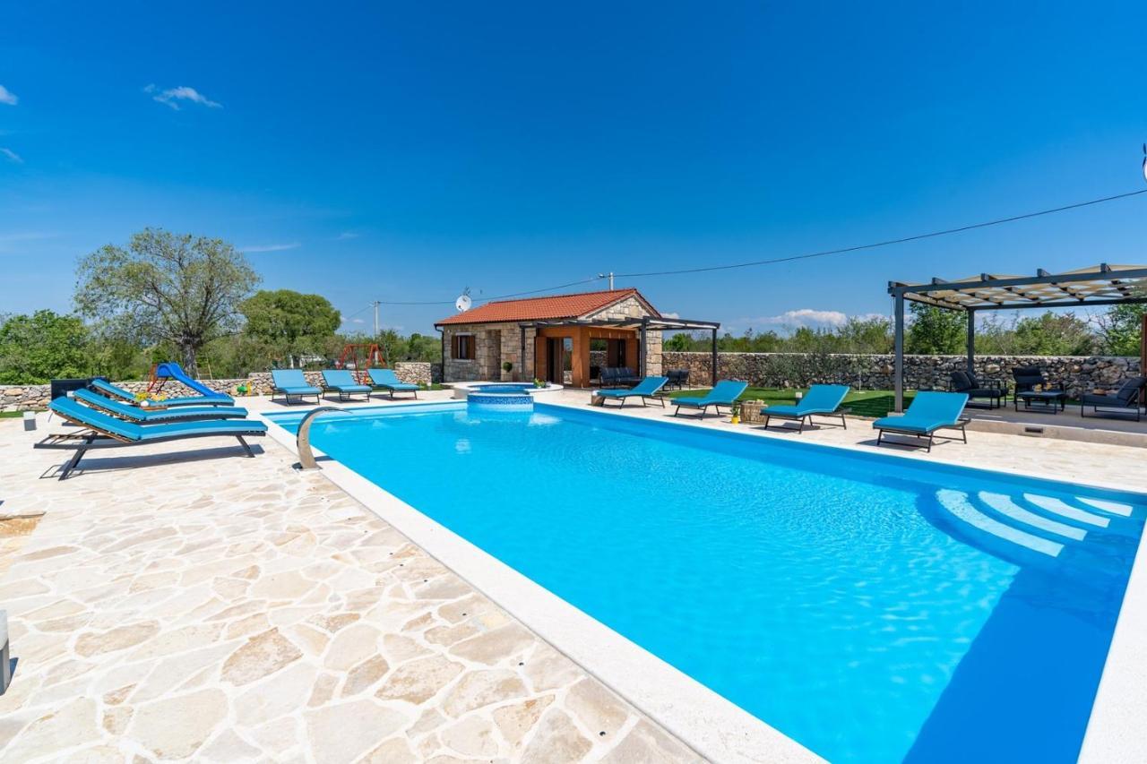 New! Promina Luxury Villa With 72Sqm Heated Pool, Jacuzzi, Infrared Sauna, Tennis Court, Media Room Bogatic Bagian luar foto