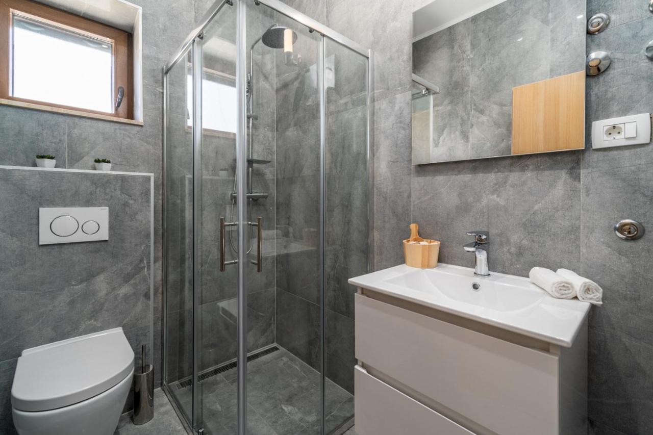 New! Promina Luxury Villa With 72Sqm Heated Pool, Jacuzzi, Infrared Sauna, Tennis Court, Media Room Bogatic Bagian luar foto