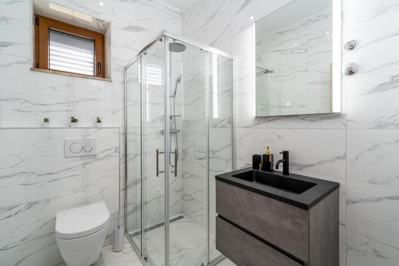 New! Promina Luxury Villa With 72Sqm Heated Pool, Jacuzzi, Infrared Sauna, Tennis Court, Media Room Bogatic Bagian luar foto