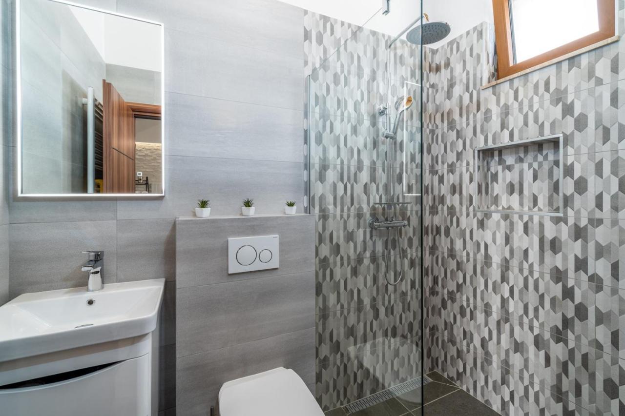 New! Promina Luxury Villa With 72Sqm Heated Pool, Jacuzzi, Infrared Sauna, Tennis Court, Media Room Bogatic Bagian luar foto