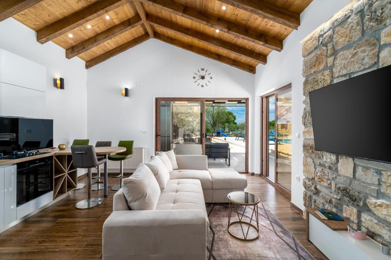 New! Promina Luxury Villa With 72Sqm Heated Pool, Jacuzzi, Infrared Sauna, Tennis Court, Media Room Bogatic Bagian luar foto
