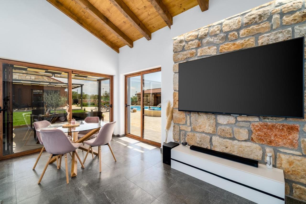 New! Promina Luxury Villa With 72Sqm Heated Pool, Jacuzzi, Infrared Sauna, Tennis Court, Media Room Bogatic Bagian luar foto