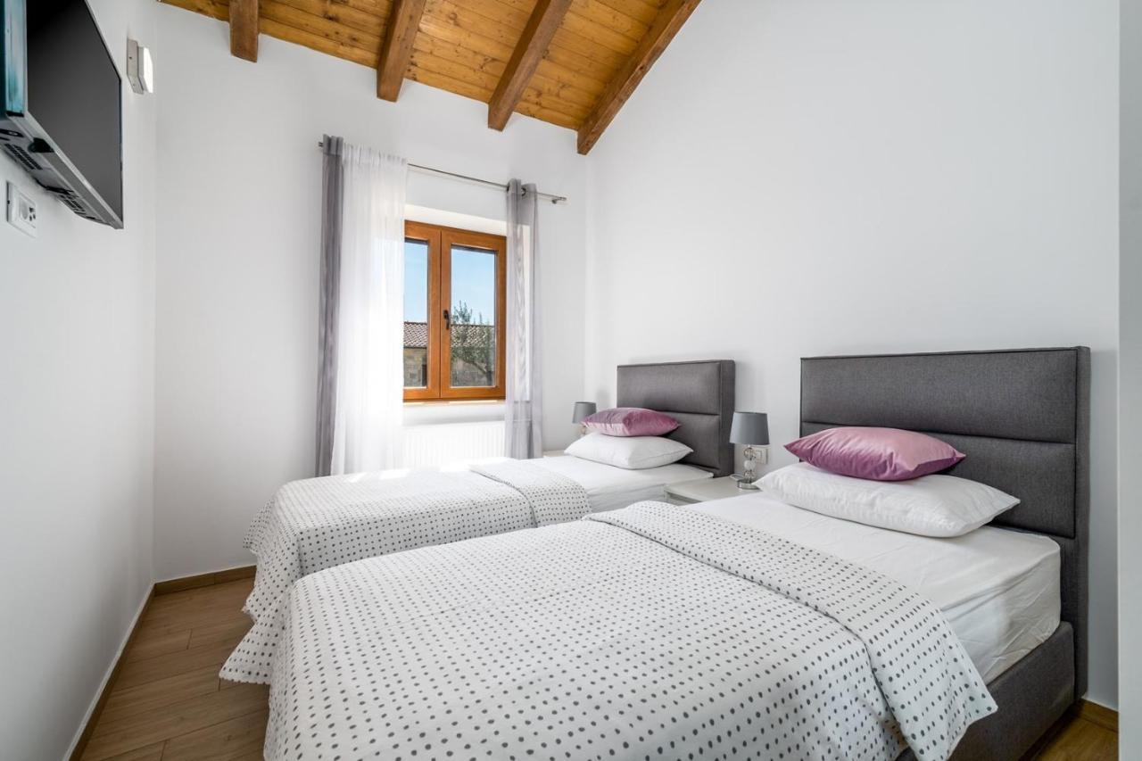 New! Promina Luxury Villa With 72Sqm Heated Pool, Jacuzzi, Infrared Sauna, Tennis Court, Media Room Bogatic Bagian luar foto