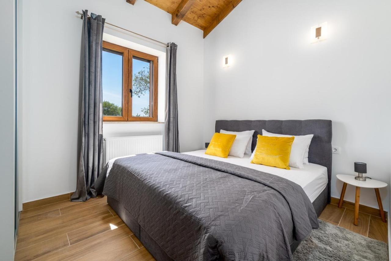 New! Promina Luxury Villa With 72Sqm Heated Pool, Jacuzzi, Infrared Sauna, Tennis Court, Media Room Bogatic Bagian luar foto