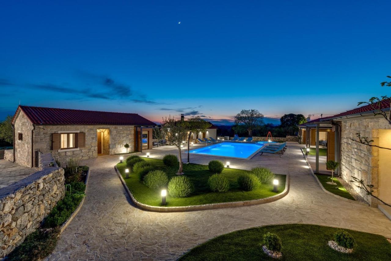 New! Promina Luxury Villa With 72Sqm Heated Pool, Jacuzzi, Infrared Sauna, Tennis Court, Media Room Bogatic Bagian luar foto