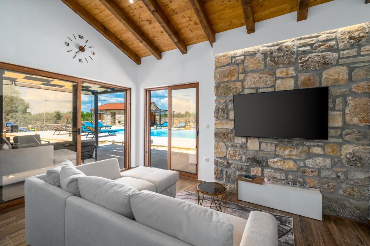 New! Promina Luxury Villa With 72Sqm Heated Pool, Jacuzzi, Infrared Sauna, Tennis Court, Media Room Bogatic Bagian luar foto